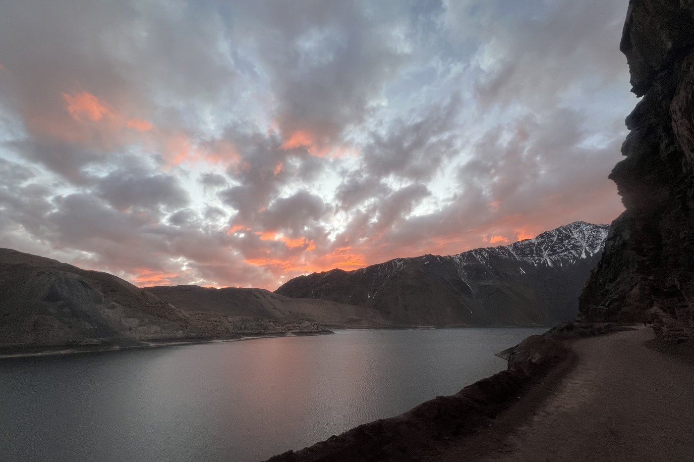 Atardecer sobre el Embalse del Yeso, con el camino bordeando el agua