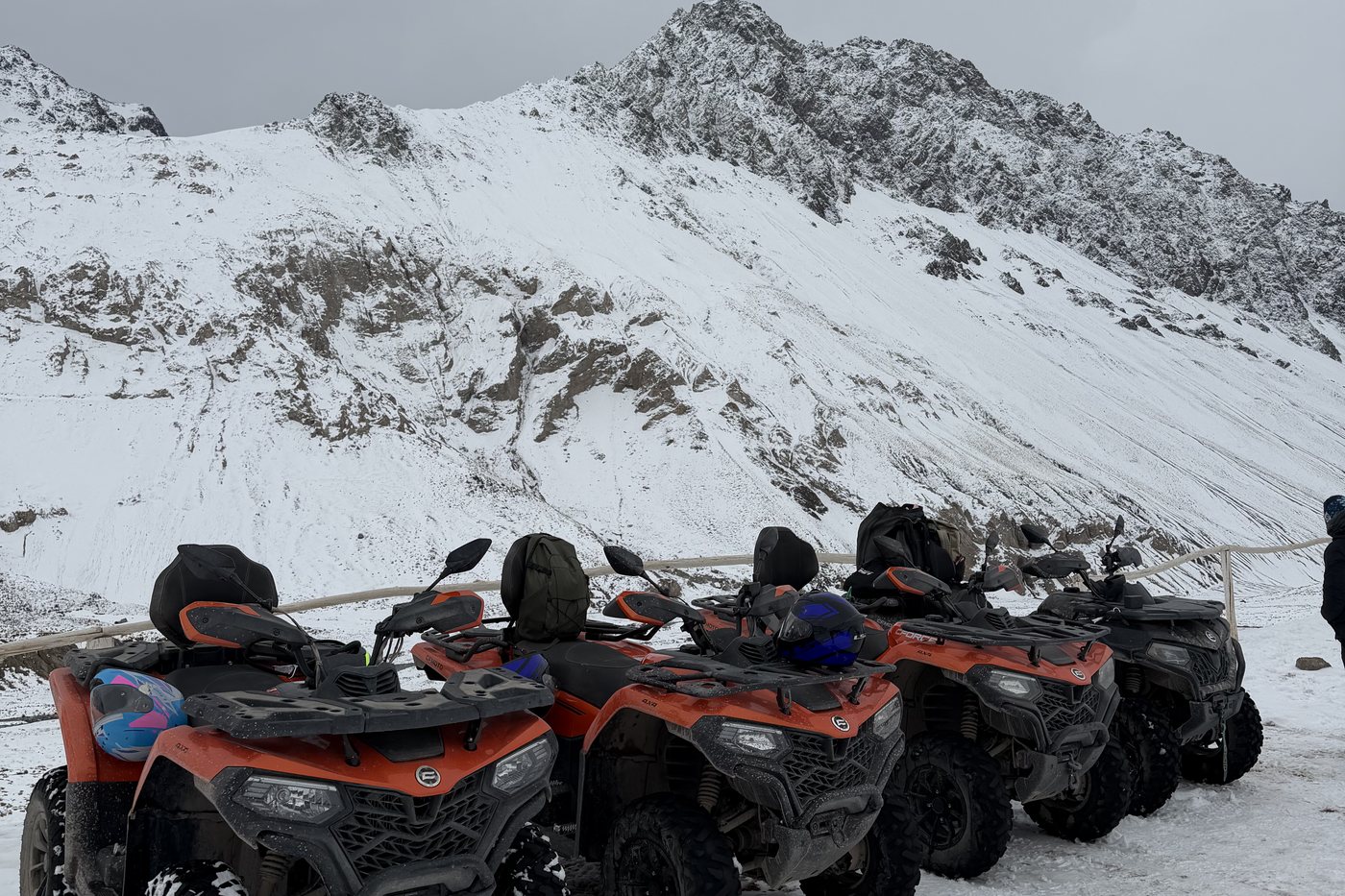 Las cuatro cuatrimotos estacionadas frente a los cerros nevados