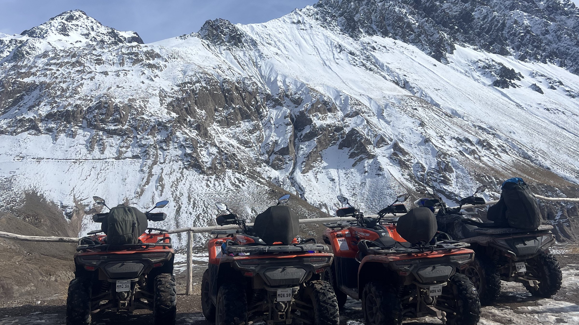 Las cuatrimotos detenidas frente a las cumbres nevadas del Cajón del Maipo